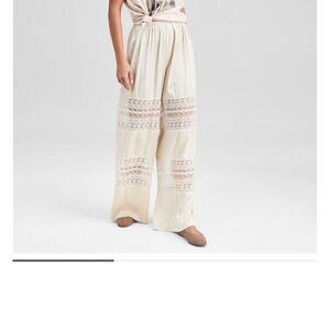Chic Cream Lace  wide leg pants. Nwt Cute lace detail.